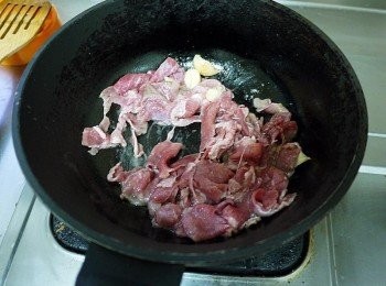 step1: 肉先用<span class="group_4">醃料</span>醃約5分鐘，先把<span class="group_2">調味</span>在碗事先調好。 起油鍋下香油將牛肉炒6分熟