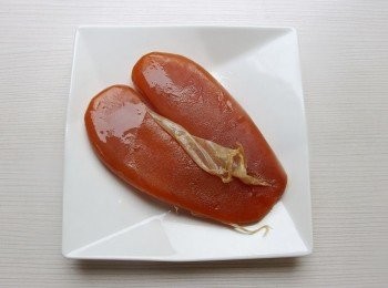 step5: 將浸泡過的烏魚子去除外層的薄膜。