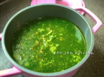 step4: 關小火下生粉水埋芡，下蛋白慢慢攪拌成蛋花即可。