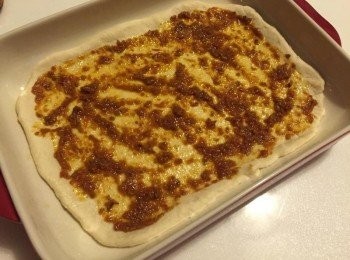 step7: 在烤盤刷上薄薄的一層橄欖油，接著將<span class="group_2">餅皮</span>放在烤盤上, 刷上番茄紅醬