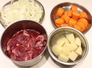 step1: 備料：洋蔥切絲，牛肉，胡蘿蔔，馬鈴薯切大塊，