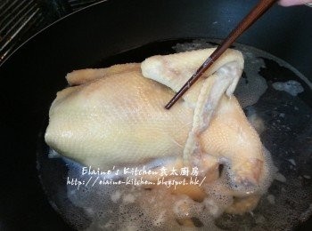 step7: 1小時後將雞放入熱水中用中火煮至兩面轉色