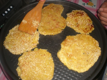 step6: 一面成形後，我又翻面再煎了一下，比較脆些。