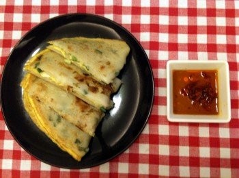 step9: 蛋餅沾辣椒醬油（將辣椒放入醬油裡）最對味，這是家人們最愛的吃法。