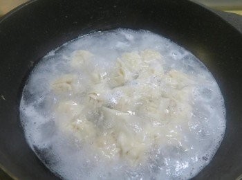 step4: 滾水下餛飩煮熟