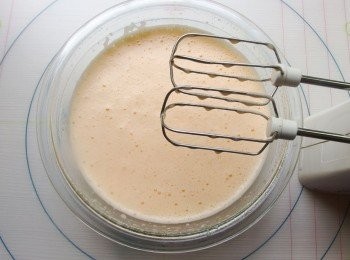 step3: 用電動打蛋器打把蛋打到 起泡且有點黏稠的狀態。