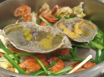 step9: 完成蟹身3分鐘之後, 將蔥段和蟹蓋下鑊之後贊酒蓋蓋,焗兩分鐘後打開鑊蓋。