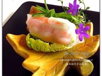 step1: 1. 將紅蘿蔔、青瓜去皮，刨絲，薄荷葉、生菜，芽菜洗淨。

2. 將豬腩肉烚熟切片。

3. 預備布巾，鋪平放在工作台上。預備一盤溫水，將米紙放進水中，浸濕米紙皮，攤平放在布巾上，上面蓋另一塊布巾. 吸取水份後, 掀起上面的布巾。