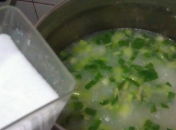 step4: 等白粥煮的粘稠後，放入菜心，薑絲，下鹽調味，中火煮10分鐘即可。