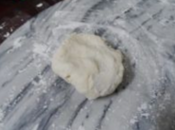 step2: 麵粉加入豬油跟溫水揉成軟硬適中的麵團。