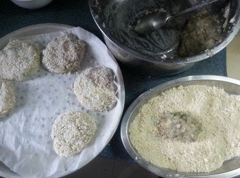 step9: 將麵包糠與芝麻拌勻,將蝦膠搓成餅形,沾滿麵包糠及芝麻,放上以舖牛油紙的蒸碟上