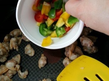 step5: 再落三色椒炒勻