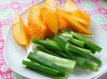 step1: 將芒果切長片狀，青蔥切段