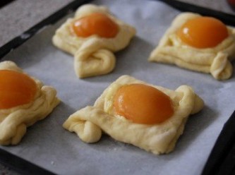 step8: 再在上面放一個杏桃，在麵糰上掃一層蛋液，可令烘焙後呈金黃色。放入焗爐220度，焗20至25分鐘至表面呈金黃色即可