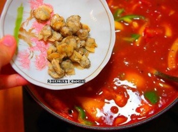 step24: 24.剛剛煮海鮮高湯的蛤蠣，取肉放進來。 (**這是為了避免蛤蠣有沙子，壞了整鍋湯) 如果你買的蛤蠣確認是品質好的，可以直接在這鍋煮開。