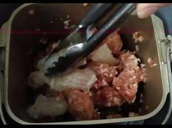 step1: 把免治肉及魚柳壓平, 放冰格(-18℃) 雪1-2小時至半凝固, 取出剪小塊放進麵包機內。
Freeze the minced pork and filet for 1-2 hours, cut them into small pieces and place in the bread maker.