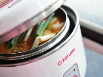 step5: 外鍋水約1量杯，蓋上鍋蓋啟動電源