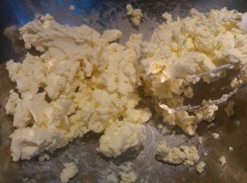 step3: 先預熱焗爐150度,  雞蛋只需用手動打蛋器發混備用, 牛油需溶成液體, 忌廉芝士加糖打成軟身無粒粒。