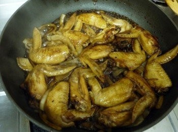 step4: 蓋上鍋蓋中火悶煮5分鐘再打開翻面，感覺可樂差不多收乾後，再倒入1大匙醬油與可樂(蓋過雞翅)，中火炒至醬汁收乾!(一定要收乾唷)