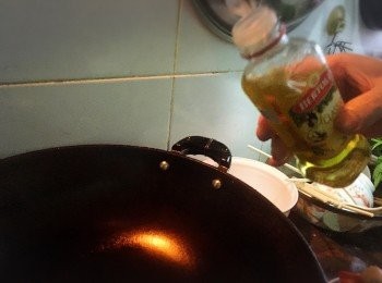 step6: 落適量BERTOLLI百得利純正橄欖油
