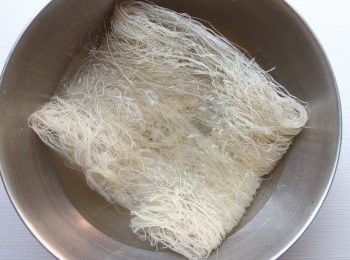 step4: 將純米米粉用水稍微沖洗一下或浸泡10秒立即瀝乾備用。