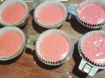 step3: 下酸奶，再篩入麵粉，發粉及可可粉徹底拌勻。先將醋及梳打粉拌勻，會出現氣泡，立刻加入蛋糕漿內拌勻。倒入小蛋糕模內 下酸奶，再篩入麵粉，發粉及可可粉徹底拌勻。先將醋及梳打粉拌勻，會出現氣泡，立刻加入蛋糕漿內拌勻。倒入小蛋糕模內