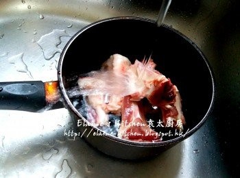 step1: 牛尾 , 豬骨沖洗乾淨 , 放入煲內分別加水用中火煮滾