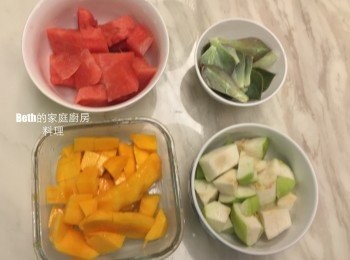 step1: 將水果切小塊，石蓮花洗淨瀝乾水分