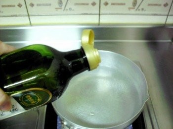 step5: 在預熱砂鍋同時，另燒一鍋熱水加適量鹽、黃金玄米油