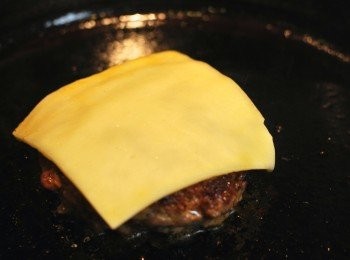 step8: 翻面後繼續煎2.5~3分鐘，覆上一片起司，加蓋悶煎1分鐘至起司融化，離鍋備用