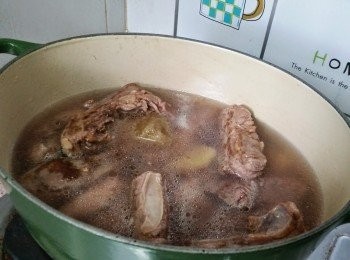 step2: 即日食做法： 牛腩出水 (10分鐘) 撈起備用,　燒滾水 (份量要蓋過牛腩條)，加薑片數片  / 冰糖 / 花雕，　放加牛腩約炆一個半小時 +  焗30分鐘 / 或到牛腩淋軟，撈起牛腩， 湯留用（用隔油網網去湯上面的油份）