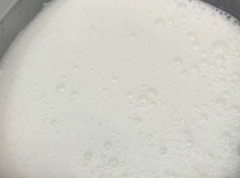 step2: - 之後邊攪拌椰漿奶水邊拌入魚膠漿
- 拌好的椰漿奶水倒入盒，入雪櫃1個多小時雪成漿糊狀
（建議開始後半小時，每10－15分鐘開雪櫃拌勻檢查，因為一但成糊就很快凝固了）