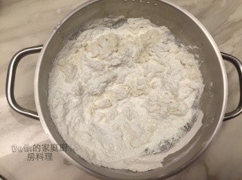 step1: 糯米粉、在來米粉、糖粉先拌勻，再加入鮮奶拌勻，會結成小塊狀