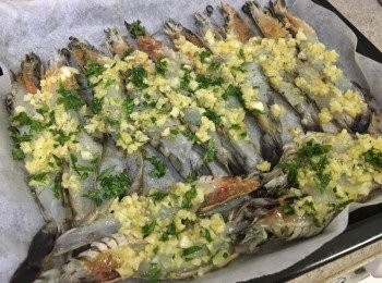 step5: 隨個人口味灑上適量番茜碎, 焗爐預熱200度, 焗10-12分鐘即成