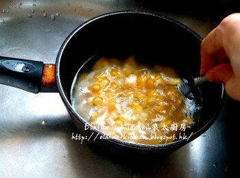 step9: 盛起粟米芯去掉 , 加入粟米蓉 , 粟米粒拌勻用中火煮滾