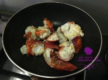 step6: 中大火開鑊，落2-3湯匙油，煎龍蝦至半熟，上碟備用
