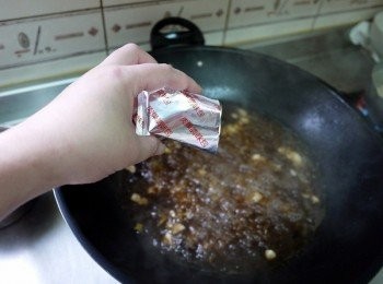 step4: 略炒香豆鼓後，加入適當的水或高湯，放入內附<span class="group_3">調味</span>包與肉燥油包各一包與所有的<span class="group_3">調味</span>