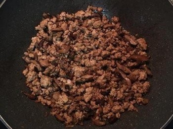 step7: 下醬油、白胡椒粉、五香粉炒勻，試鹹度斟酌用鹽調整。