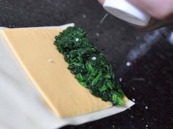 step6: 放上菠菜後加入適量鹽