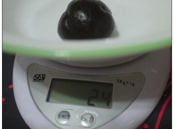 step3: 棗泥餡平均分成每個24公克，與約2公克核桃混合，捏成小圓球內餡。