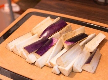 step3: 茄子洗淨抹乾去除頭尾，切大約兩吋長好如圖中之三角條狀