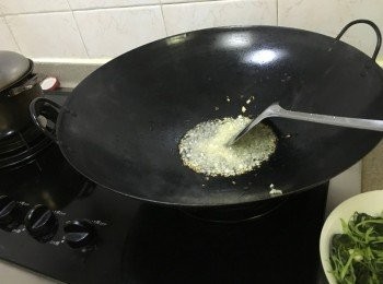 step3: 將部份蒜蓉炸成金黃色的炸蒜備用