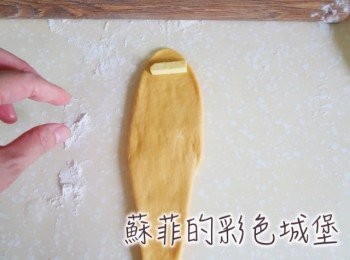 step7: 用手掌搓成水滴狀，桿平拉長，包進一條有塩奶油捲起成可頌狀。