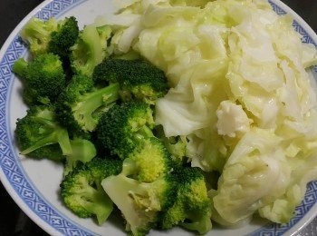 step1: 西蘭花，椰菜，先用薑片出水備用