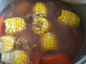 step6: 甘荀粟米煲無花果

材料：

無花果 160克
粟米 600克
甘荀 400克
五花腩 320克
薑 4 片
雞粉 1茶匙

做法：

將五花腩用薑片出水去腥備用，用 4 大湯碗水，放入材料大火滾起，轉中細火煲 2’1/2 小時，取出五花腩，放入雞粉調味，熄火蓋好焗 30 分鐘，飲用前大火滾起，完成 。

五花腩煲湯後做另一菜式