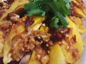 step1: 先浸熟雞放涼，斬件放上碟上擺好