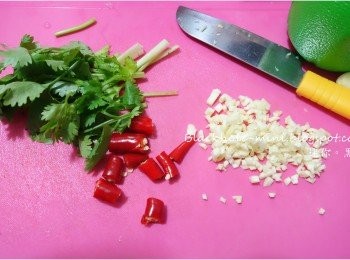 step4: 將辣椒、芫茜、薑和蒜蓉切碎。