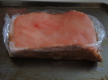 step3: 用掃子除豬皮外塗在豬腩肉上，用保鮮包着豬肉，露出豬皮，放入雪櫃繼續風乾，雪48小時。