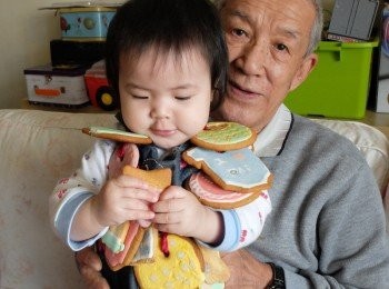 step13: 因為沒什麼添加物，唯一的大概就是實用色素，不過還是可以讓桃子含一含沒用到塗料的地方，然後她真的咬下一大塊，嚇死我了，還好我沒考太硬還化的蠻快的呢^^