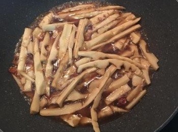 step12: 中小火燉煮入味即可。 豬腳裝盤時，直接將筍絲鋪在下面，再擺上豬腳和滷蛋即可。